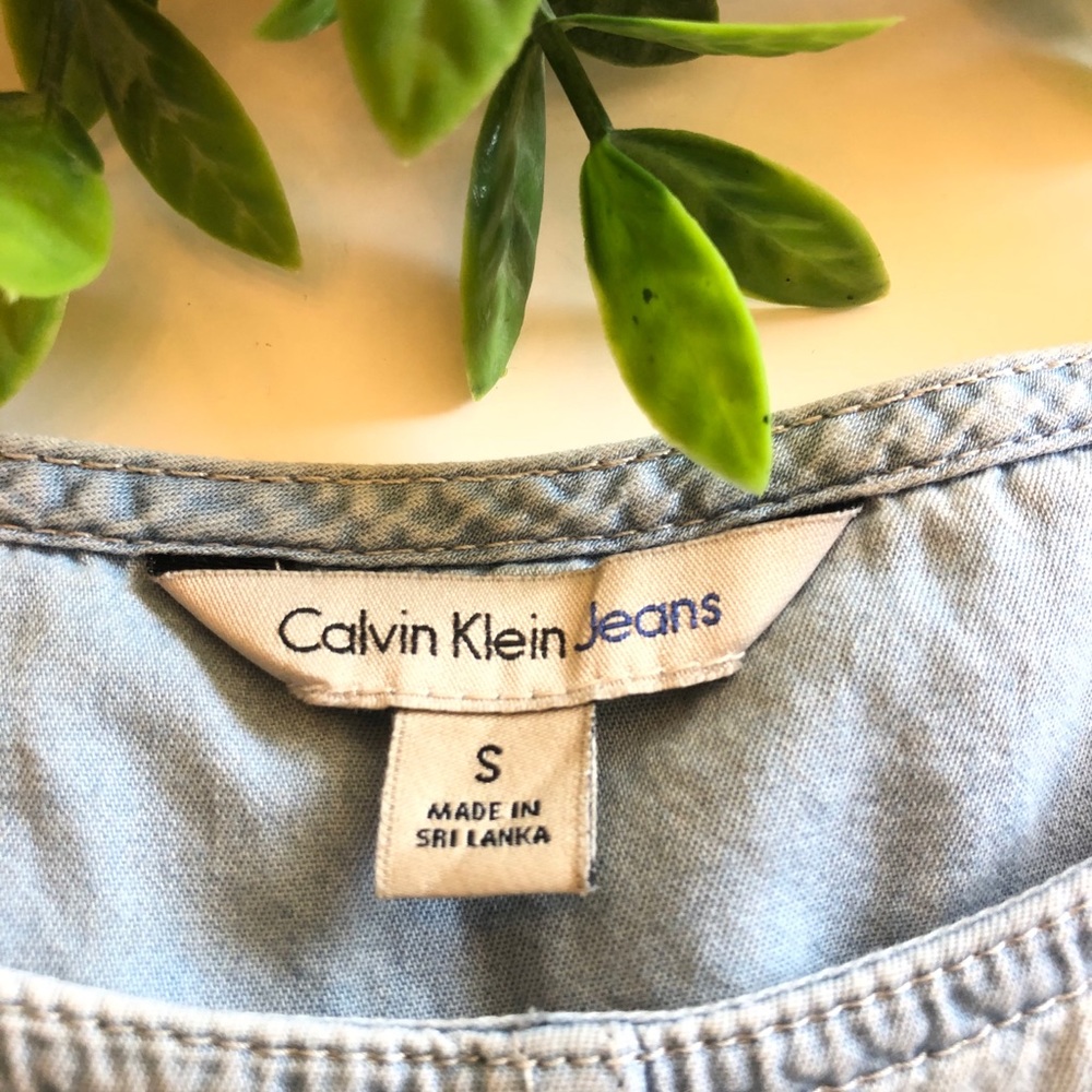 {CALVIN KLEIN} LIGHT WASH DENIM TOP TIE FRONT - Picture 9 of 10